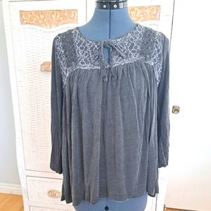 Gimmick by BKE Top Dark Gray 3/4 Sleeve Lacy Trim Tie Comfy Peasant Blouse Sz S